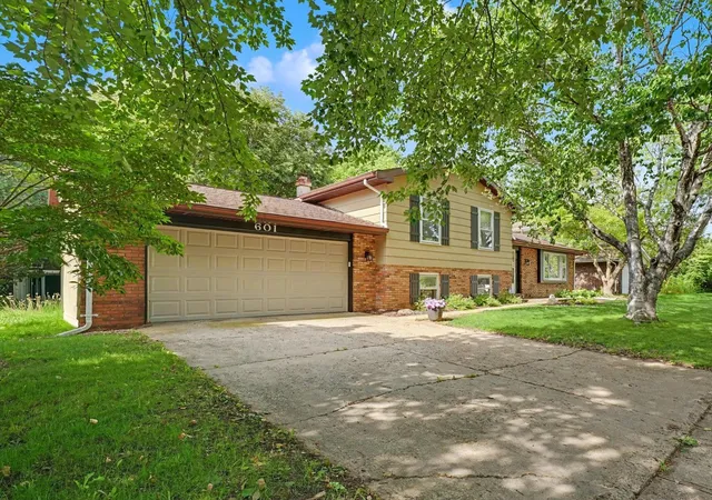 Homes for sale in Urbana, IL | 601 E Mchenry St, Urbana, IL 61801 | MLS# 12674467