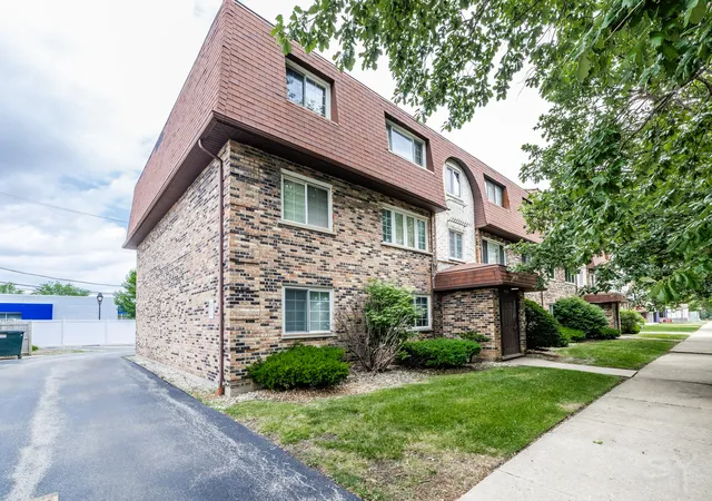 Homes for sale in Chicago, IL | 3938 W 104th Street, Chicago, IL 60655 | Houzeo