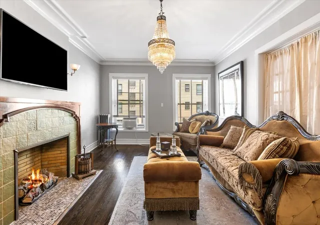 Photo 4 of Townhouse for sale at 609 W Addison St #2, Chicago, IL 60613 | MLS# 12674651 | Listing updated on 2026-09-07