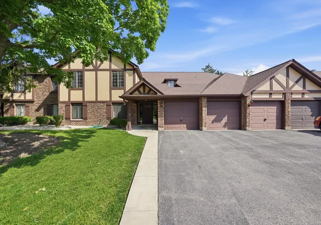 Photo 2 of Condo for sale at 1720 Lakecliffe Dr #4305-C, Wheaton, IL 60189 | MLS# 12674757 | Listing updated on 2026-08-17