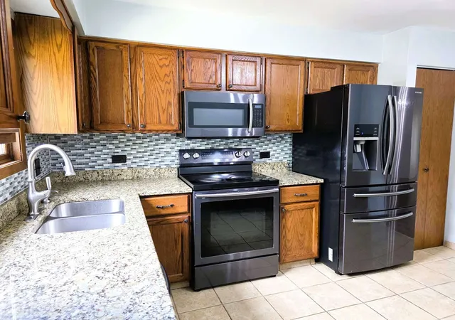 Listing Photo 5 - Condo for sale in building located at 1907 W Golf Rd, Mount Prospect, IL 60056 - Unit #1B