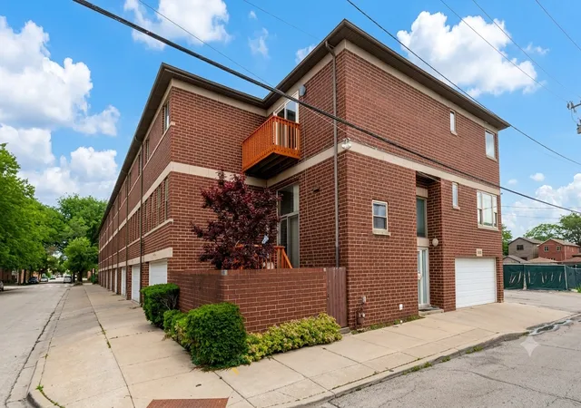 Photo 1 of Townhouse for sale at 2805 S Stewart Ave, Chicago, IL 60616 | MLS# 12674875 | Listing updated on 2026-09-28