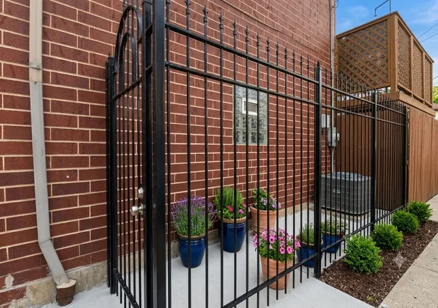 Photo 2 of Townhouse for sale at 2805 S Stewart Ave, Chicago, IL 60616 | MLS# 12674875 | Listing updated on 2026-09-28