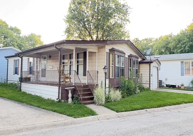 Homes for sale in Elgin, IL | 1170 Rainbow Rd, Elgin, IL 60123 | MLS# 12674884
