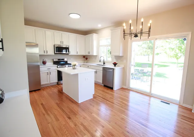 3rd image of 4 Catalpa Ct, Bolingbrook, IL 60490 | MLS# 12675048