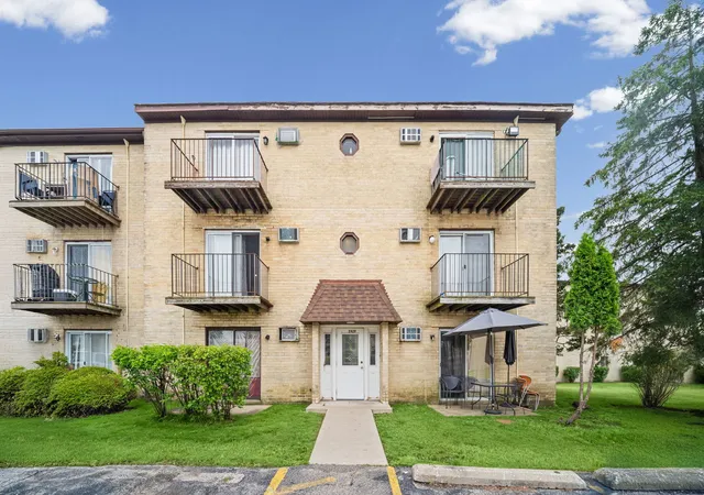 Homes for sale in Arlington Heights, IL | 2429 Crystal Ln #2D, Arlington Heights, IL 60004 | MLS# 12675226