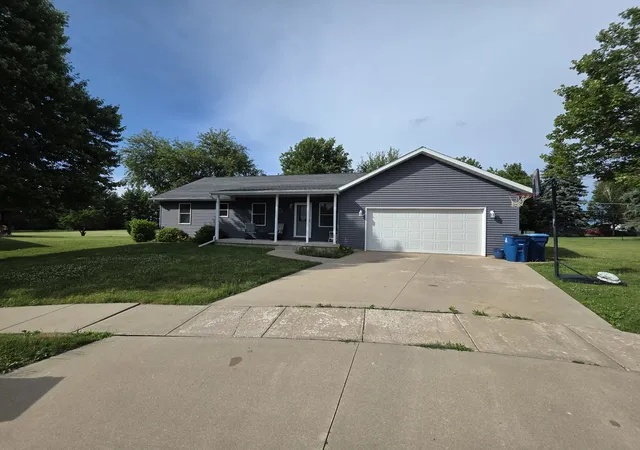 Homes for sale in Dixon, IL | 563 Pine Meadow Dr, Dixon, IL 61021 | MLS# 12675268