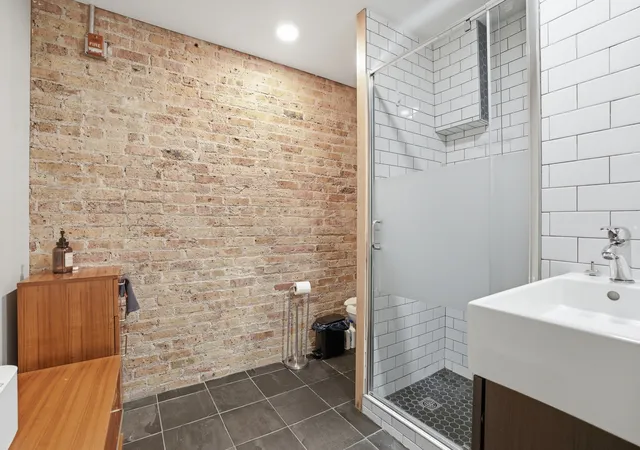 5th image of 824 W Superior St, Chicago, IL 60642