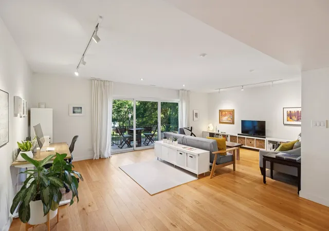 3rd image of 820 Oakton St, Evanston, IL 60202