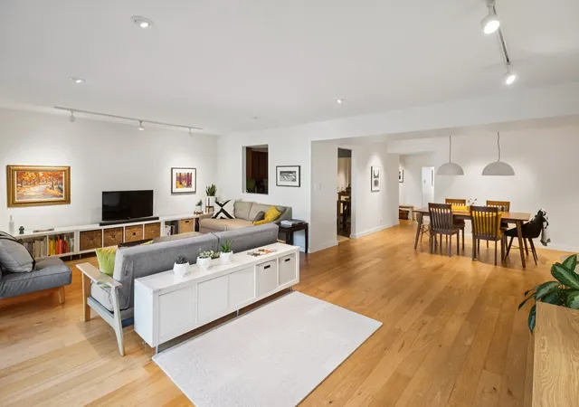 4th image of 820 Oakton St, Evanston, IL 60202