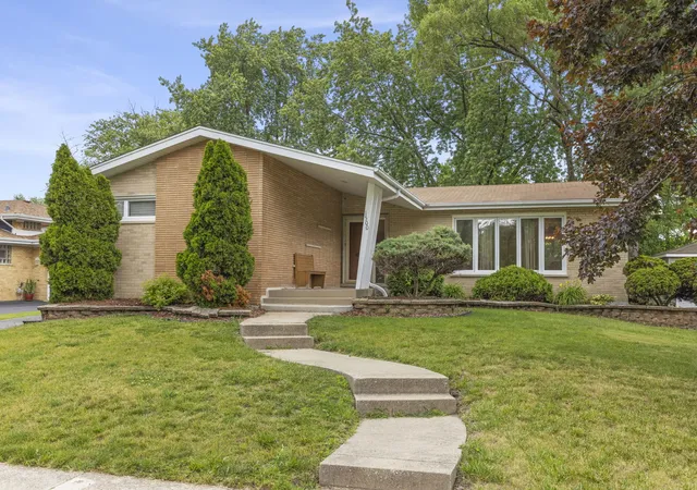Photo 2 of Single family home for sale at 1500 Carson Dr, Homewood, IL 60430 | MLS# 12675382 | Listing updated on 2026-09-24