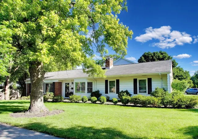 Homes for sale in Glenview, IL | 800 Hunter Rd, Glenview, IL 60025 | MLS# 12675384