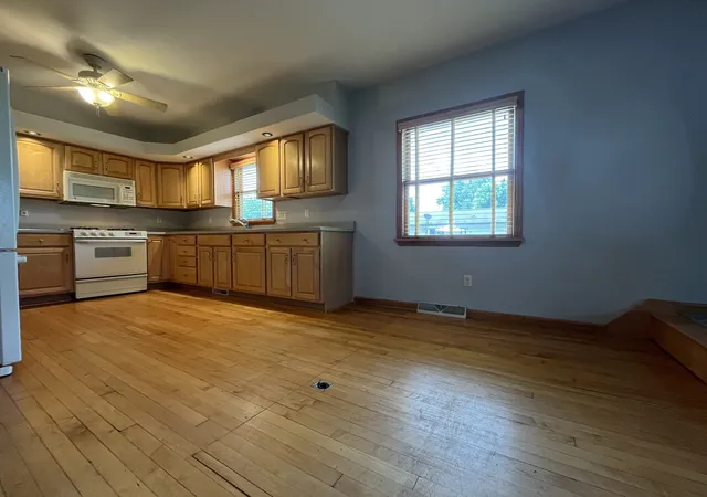 3rd image of 1014 Walnut St, Ottawa, IL 61350 | MLS# 12675394