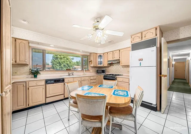 4th image of 1700 Westview Ave, Lombard, IL 60148 | MLS# 12675397