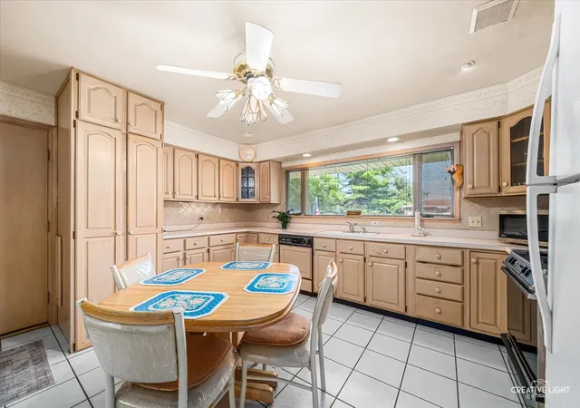 5th image of 1700 Westview Ave, Lombard, IL 60148 | MLS# 12675397