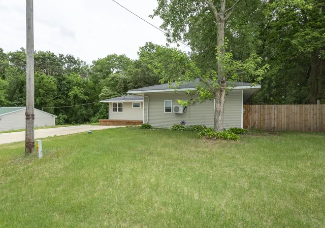 Homes for sale in Dixon, IL | 1572 Winnetka St, Dixon, IL 61021 | MLS# 12675482