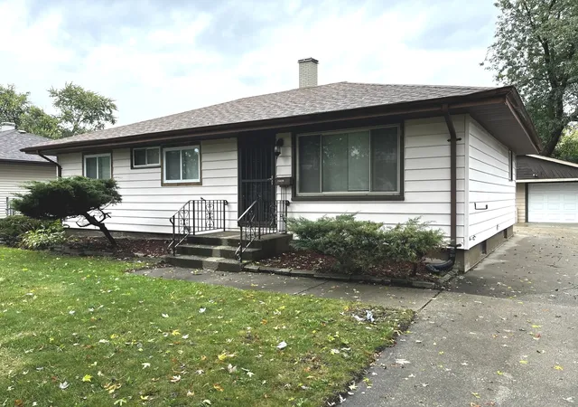 Homes for sale in South Holland, IL | 15439 Elm St, South Holland, IL 60473 | MLS# 12675527