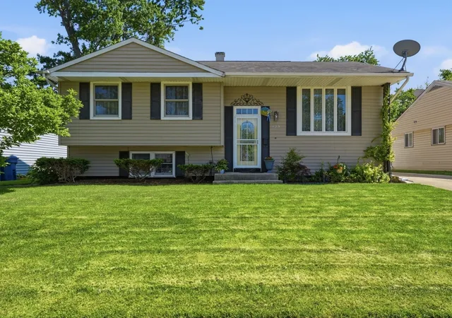 Photo 1 of Single family home for sale at 433 Norton Ave, Glendale Heights, IL 60139 | MLS# 12675632 | Listing updated on 2026-08-07