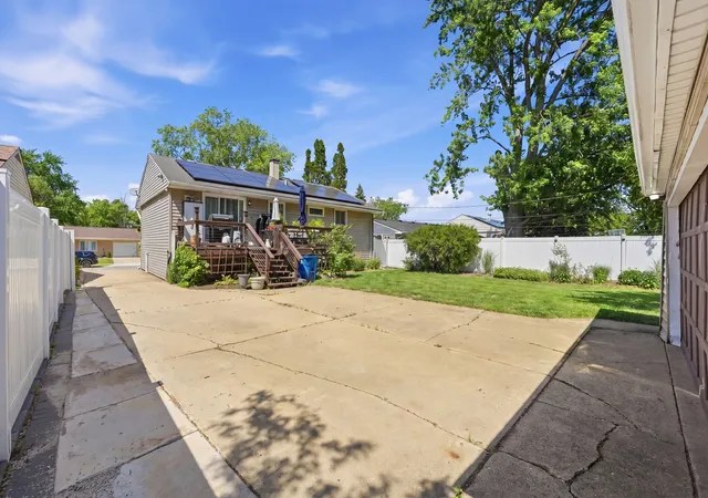 Photo 3 of Single family home for sale at 433 Norton Ave, Glendale Heights, IL 60139 | MLS# 12675632 | Listing updated on 2026-08-07
