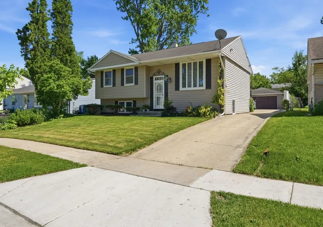 Photo 3 of Single family home for sale at 433 Norton Ave, Glendale Heights, IL 60139 | MLS# 12675632 | Listing updated on 2026-08-07