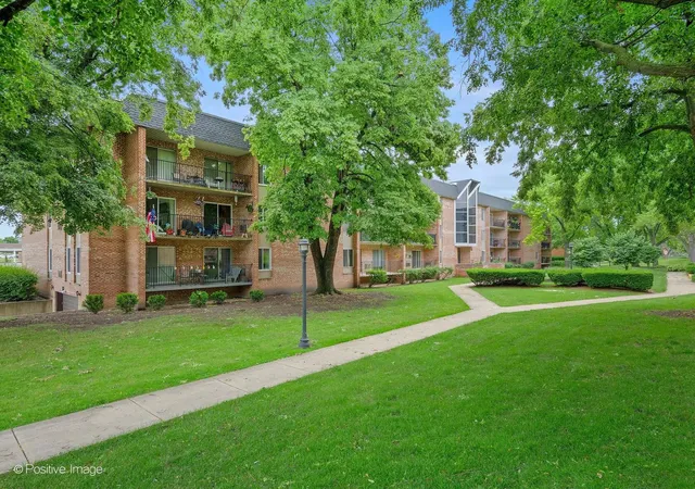2nd image of 1001 N Mill St, Naperville, IL 60563