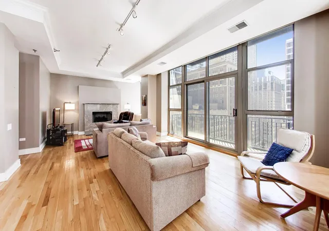 Homes for sale in Chicago, IL | 212 W Washington St, Chicago, IL 60606