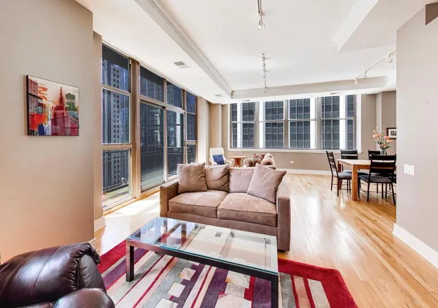 Homes for sale in Chicago, IL | 212 W Washington St, Chicago, IL 60606