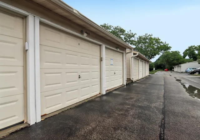 Homes for sale in Vernon Hills, IL | 74 Commonwealth Court, Vernon Hills, IL 60061 | Houzeo