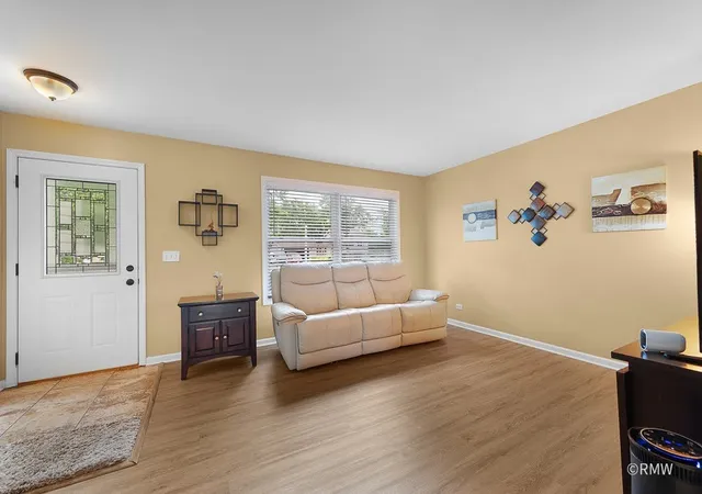 3rd image of 922 Capistrano Ter, Bartlett, IL 60103 | MLS# 12675829