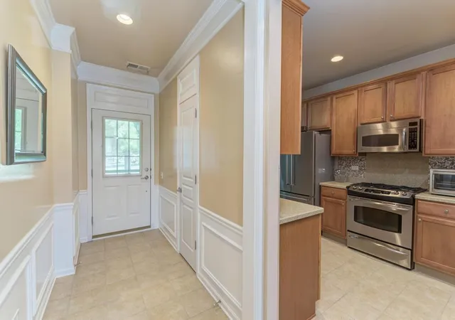 5th image of 2886 Edgewater Dr, Elgin, IL 60124 | MLS# 12675838