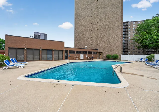 5th image of 6340 Americana Dr, Willowbrook, IL 60527