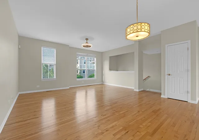 5th image of 353 N Commerce St, Aurora, IL 60504 | MLS# 12676067