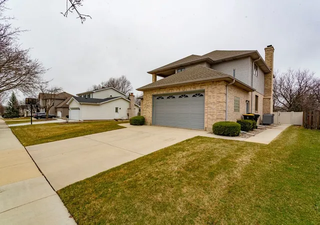 2nd image of 902 Somerset Dr, Carol Stream, IL 60188 | MLS# 12676309