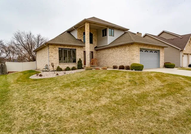 3rd image of 902 Somerset Dr, Carol Stream, IL 60188 | MLS# 12676309