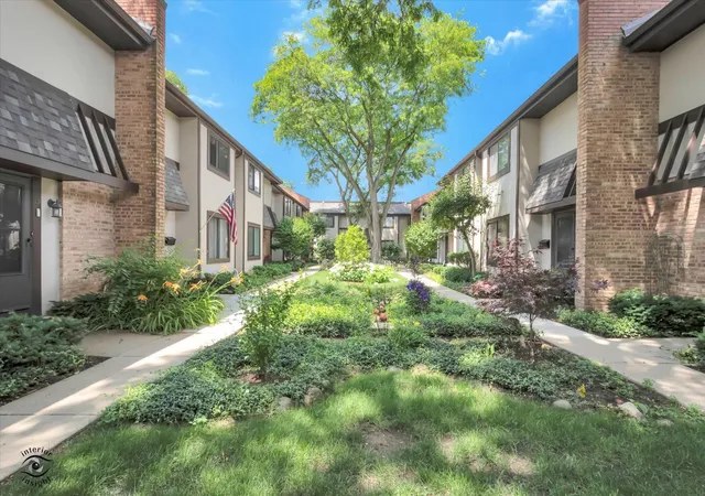 Homes for sale in Glenview, IL | 1734 Henley St #4, Glenview, IL 60025 | MLS# 12676464