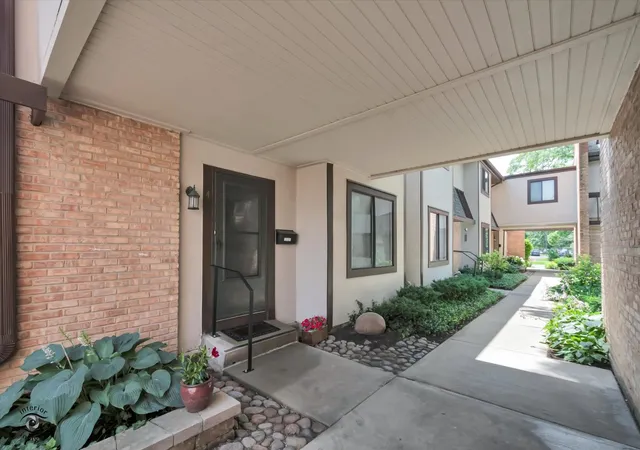 Homes for sale in Glenview, IL | 1734 Henley St #4, Glenview, IL 60025 | MLS# 12676464