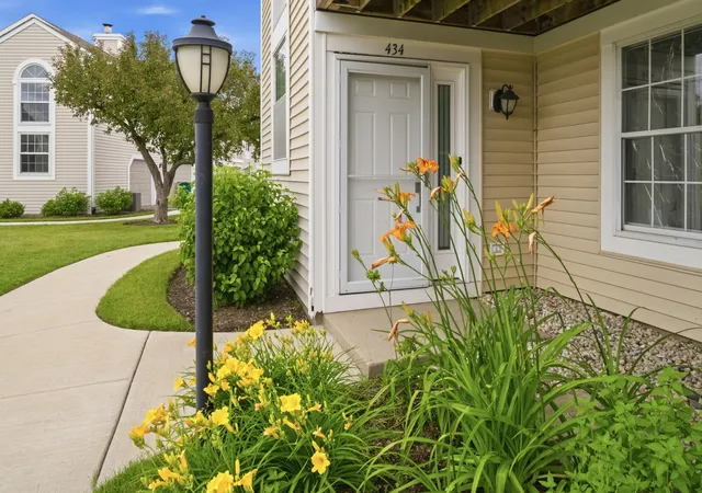 Homes for sale in Buffalo Grove, IL | 434 Le Parc Cir, Buffalo Grove, IL 60089