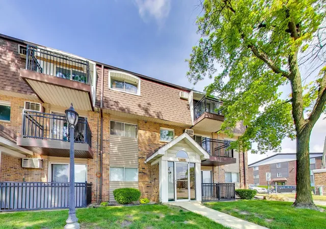 Homes for sale in Chicago Ridge, IL | 10428 Ridgeland Ave #6, Chicago Ridge, IL 60415 | MLS# 12676698