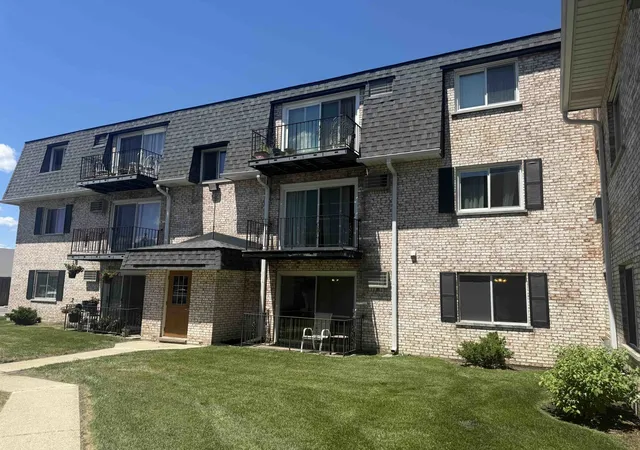 Photo 2 of Condo for sale at 1321 N Baldwin Ct #1D, Palatine, IL 60074 | MLS# 12676779 | Listing updated on 2026-08-06