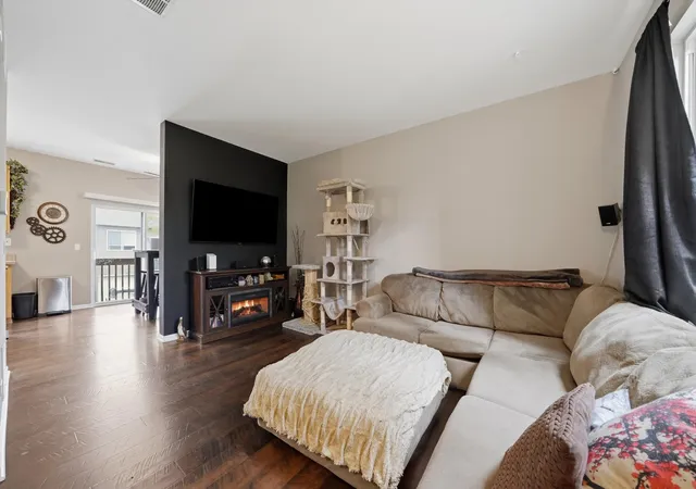 Photo 2 of Townhouse for sale at 28796 W Pondview Dr, Lakemoor, IL 60051 | MLS# 12676811 | Listing updated on 2026-10-21