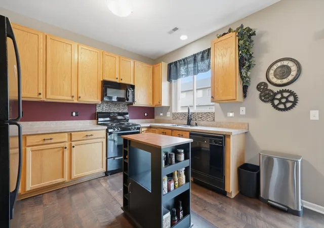 Photo 4 of Townhouse for sale at 28796 W Pondview Dr, Lakemoor, IL 60051 | MLS# 12676811 | Listing updated on 2026-10-21