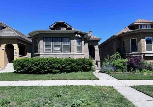 Homes for sale in Chicago, IL | 6725 N Rockwell St, Chicago, IL 60645 | MLS# 12676830