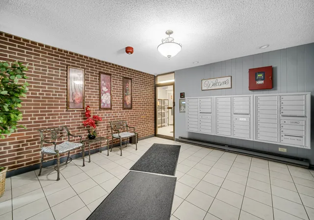 Homes for sale in Arlington Heights, IL | 1030 S Fernandez Avenue, Arlington Heights, IL 60005 | Houzeo