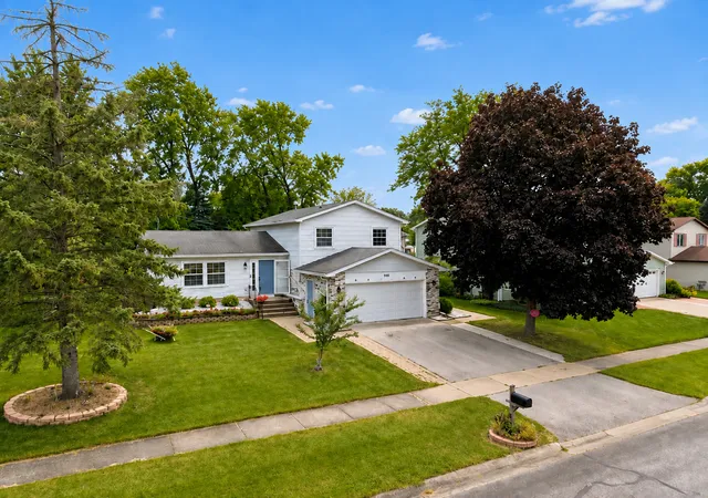 Single family home for sale at 450 Heather Ln, Carol Stream, IL 60188 | MLS# 12677003