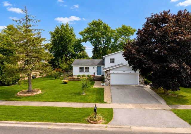 Photo 2 of Single family home for sale at 450 Heather Ln, Carol Stream, IL 60188 | MLS# 12677003 | Listing updated on 2026-10-03