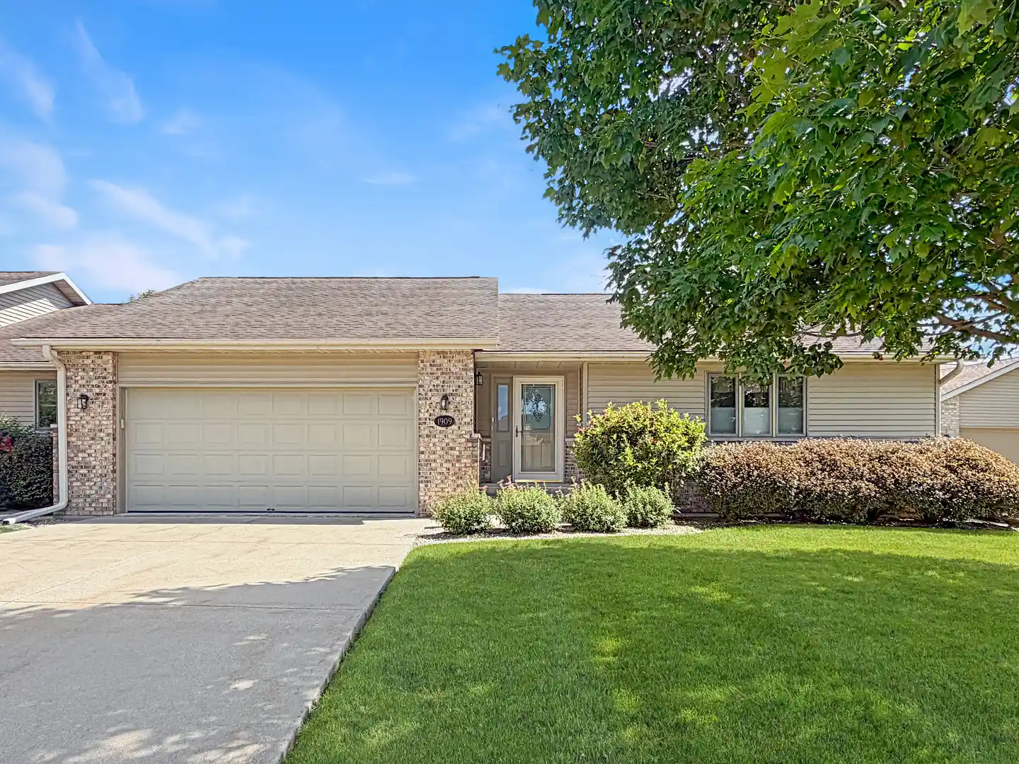 Listing Photo 1 - Condo for sale in 1909 Comanche Ct located at 1909 Comanche Ct, Freeport, IL 61032 - Unit #11
