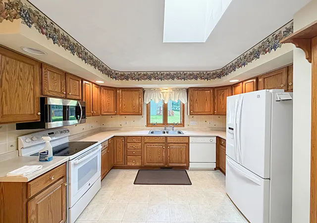 Photo 3 of Sale Pending at 1909 Comanche Ct #11, Freeport, IL 61032 | MLS# 12677189 | Listing updated on 2026-10-28