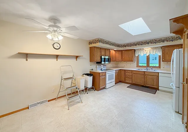 Photo 4 of Sale Pending at 1909 Comanche Ct #11, Freeport, IL 61032 | MLS# 12677189 | Listing updated on 2026-10-28