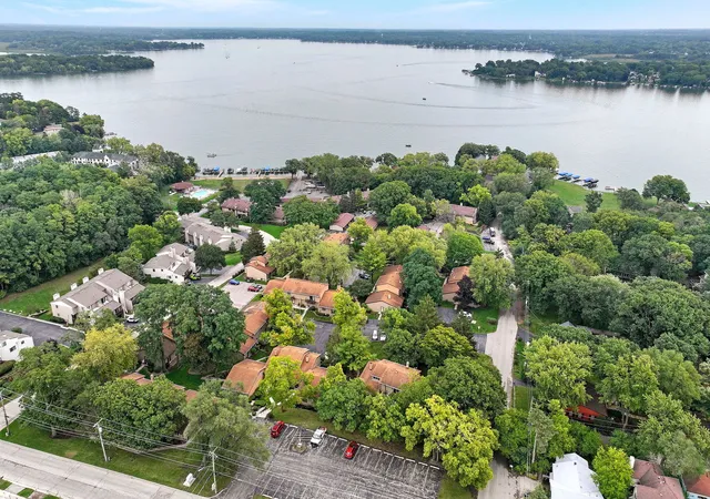 Homes for sale in Fox Lake, IL | 71 Mariner Lane, Fox Lake, IL 60020 | Houzeo