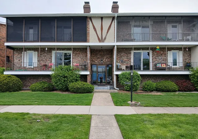 Homes for sale in Palos Hills, IL | 11323 S Roberts Rd #C, Palos Hills, IL 60465 | MLS# 12677287